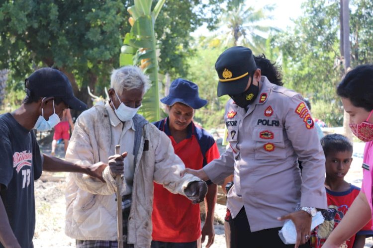 Kapolsek Kupang Timur Bagikan Bantuan Warga Korban Banjir Bandang