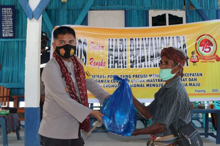 Sambut Hari Bhayangkara ke 75 Polres Kupang Salurkan Paket Bantuan