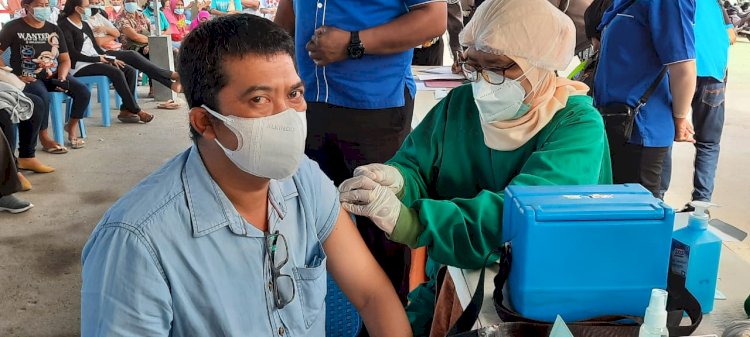 Antusias Masyarakat Kabupaten Kupang Ikuti Vaksinasi Massal