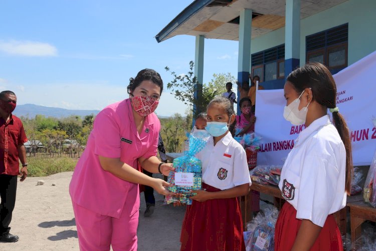 Perduli Pendidikan Ketua Bhayangkari Kupang Berikan Bantuan Peralatan Sekolah