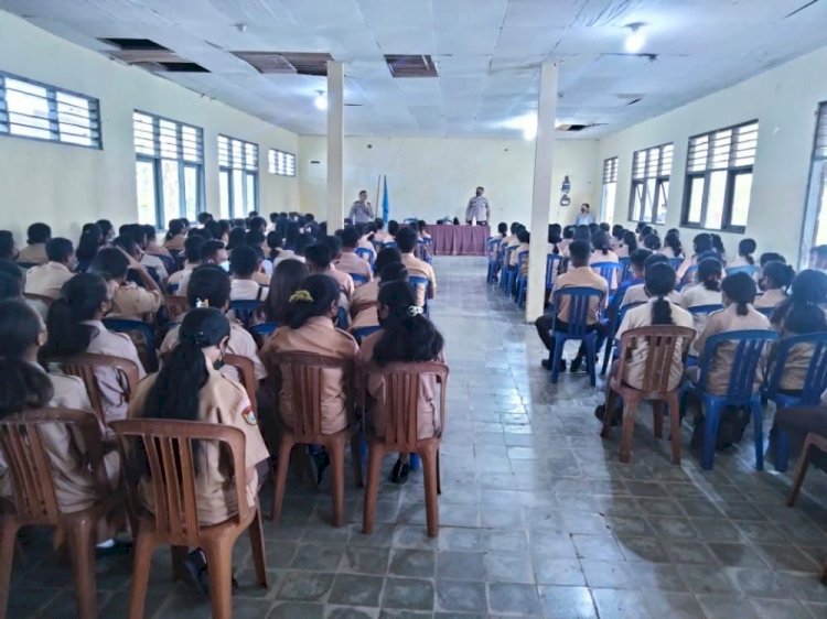 Sosialisasi Penerimaan Polri, Kapolsek Kupang Barat Datangi SMA Berikan Motivasi