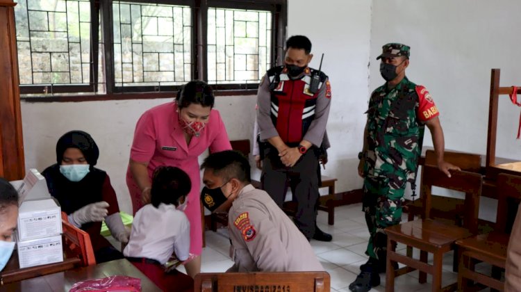 Kapolres Kupang Tinjau Vaksinasi Anak Usia 6 - 11 Tahun Di SD Advent Oesao