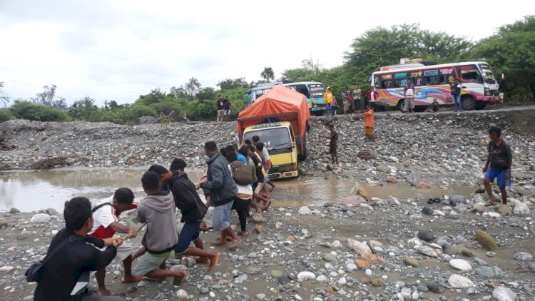 Kapolsek Amfoang Utara Bersama Nakes Puskesmas Soliu Lewati Banjir Drop Vaksin