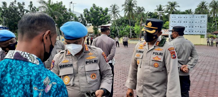 Kapolres Kupang Dampingi Kabid Propam Polda NTT Periksa Senpi Anggota