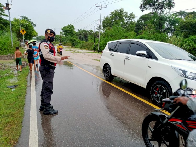 Unit Dalmas Sat Sabhara Polres Kupang  Tetap Melaksanakan Patroli di Tengah Guyuran Hujan