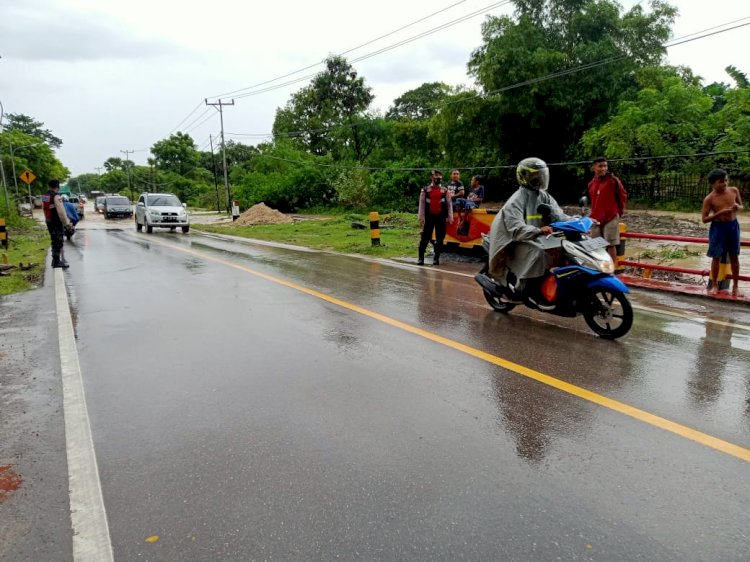 Unit Dalmas Sat Sabhara Polres Kupang  Tetap Melaksanakan Patroli di Tengah Guyuran Hujan