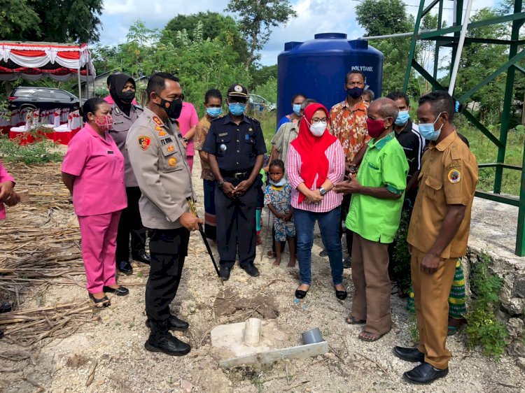 Kapolres Kupang Dampingi Ketua Bhayangkari NTT Mengecek Sumur Bor Bantuan Bhayangkari Pusat