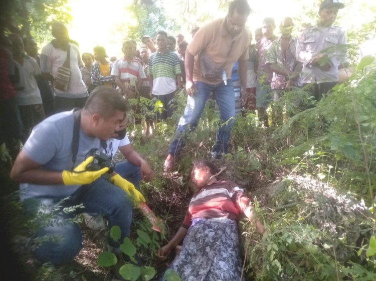 Tim Inafis Polres Kupang Evakuasi Sesosok Mayat Perempuan