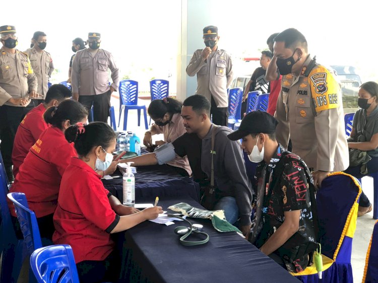 Kapolres Kupang Pantau Langsung Pelaksanaan Vaksinasi Massal  Mahasiswa  Unwira Kupang
