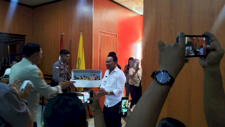 Kapolres Kupang Berikan Surprise di Hari Ulang Tahun ke - 63 Bupati Kupang