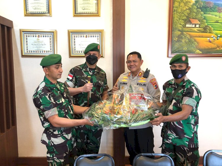 Sinergitas Dalam Sepotong Kue, Dua Pimpinan TNI ini  Kejutkan Kapolres Kupang
