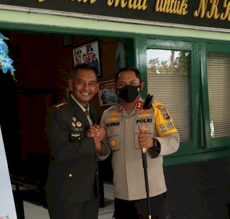 Tunjukan Komitmen Sinergitas, Sepasukan Tentara Muda Menerobos Mako Polres Kupang.