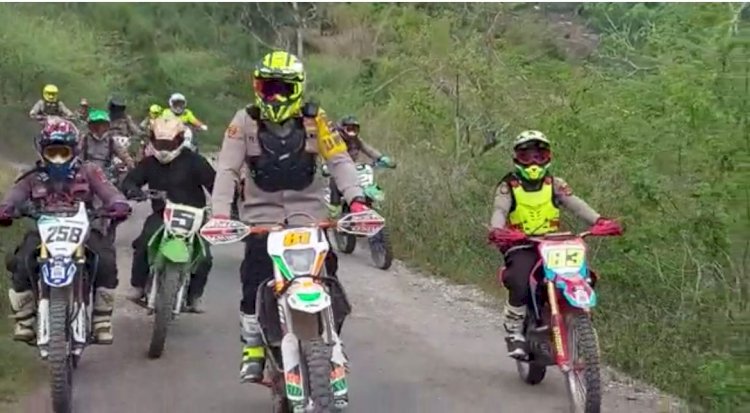 Demi Menjamin Keamanan Jalannnya Pencoblosan di TPS, Kapolres Kupang Lakukan Patroli Menggunakan Sepeda Motor Trail