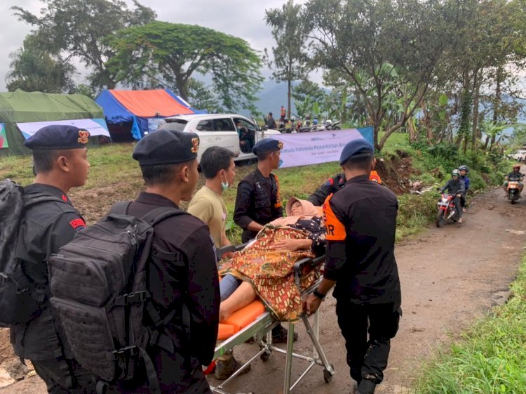 Pertolongan korban gempa Cianjur di desa terisolir dilakukan, Brimob Polri evakuasi dengan tandu