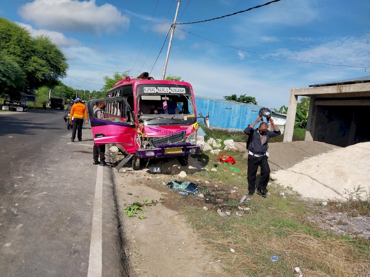 Gerak Cepat Personil Lantas Polres Kupang, Evakuasi Satu Unit Bis Yang Terlibat Kecelakaan