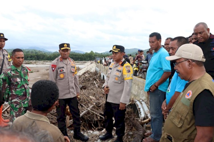 Kapolda NTT Pantau Langsung Lokasi Banjir Bandang di Fatuleu Barat