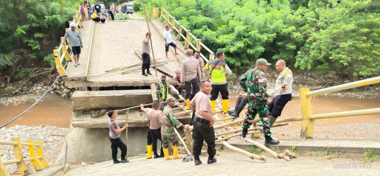 Personil Gabungan TNI-Polri bangun Jembatan Darurat bagi Pejalan Kaki di Jembatan Nunpisa