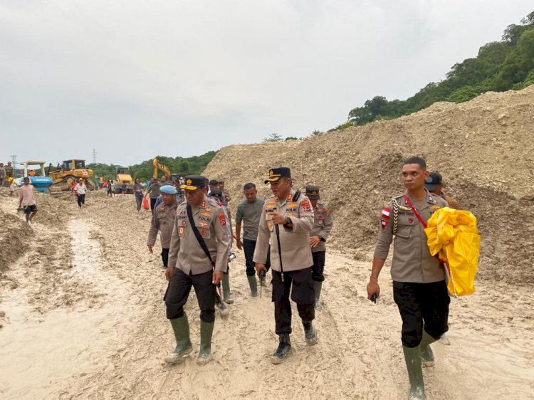 Didampingi Kapolres Kupang, Kapolda NTT Pantau Langsung Lokasi Longsor di Takari