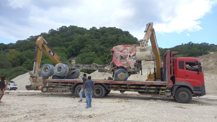 Truk Tronton Yang Tertimbun Longsoran di Takari  Kini Sudah Berhasil di Evakuasi ke Kupang