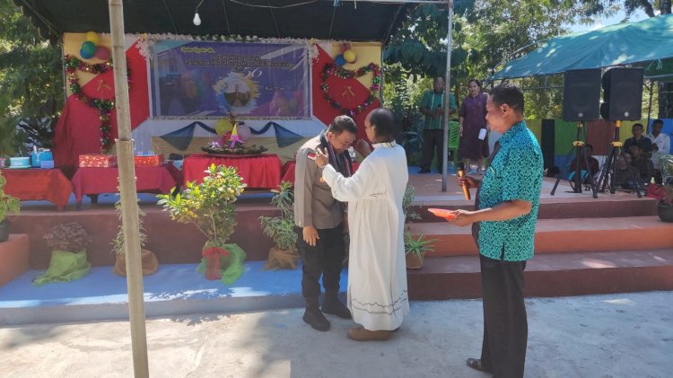 Hadiri Syukuran Ulang Tahun ke-56 Paroki St. Maria Bunda Orang Miskin, Kapolres Kupang dikalungi Selendang Timor oleh Pastor Paroki