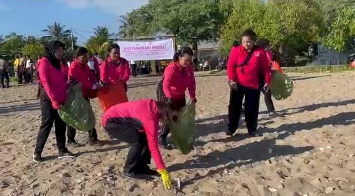 Bersihkan Pantai Wisata Sulamanda Bhayangkari Polres Kupang Dukung Program Beat Plastic Pollution