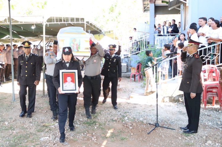 Ratusan Personil Polres Kupang Hadiri Pemakaman Kompol Purn. Robinson Eduard Lesik