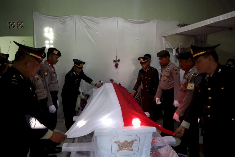 Polres Kupang Gelar Upacara Pemakaman AKP Purnawirawan Jerry Madhita Monek