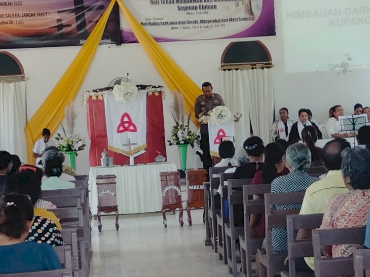 Beribadah Bersama Jemaat Narwatsu Noelbaki, Personil Satbinmas Polres Kupang  Menggelar Minggu Kasih  Dengan Sesama