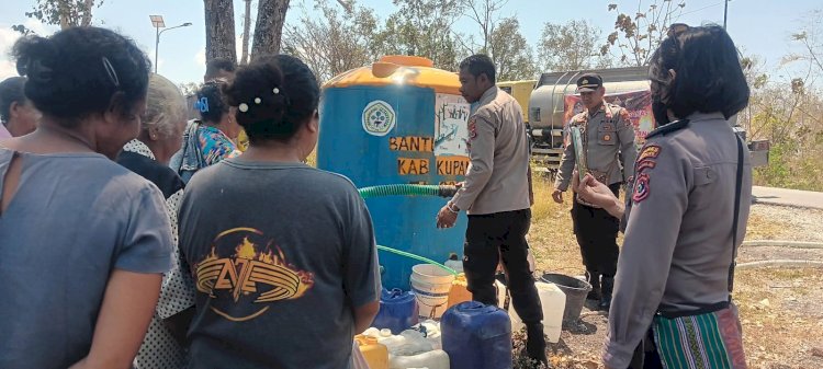 Polres Kupang Peduli Kekeringan, Hari Ini Distribusikan 6000 Liter Air Bersih Bagi Warga Desa Oesena