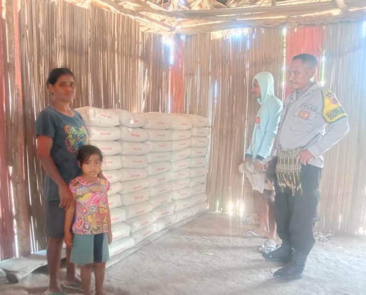 Kapolda NTT Berikan Bantuan Kepada Warga di Desa Pariti Yang Rumahnya Terbakar