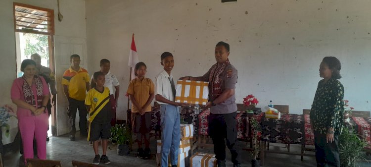 Tiga Sekolah di Amarasi Kebagian Berkat dari Kapolsek dan Ketua Bhayangkari Ranting Amarasi