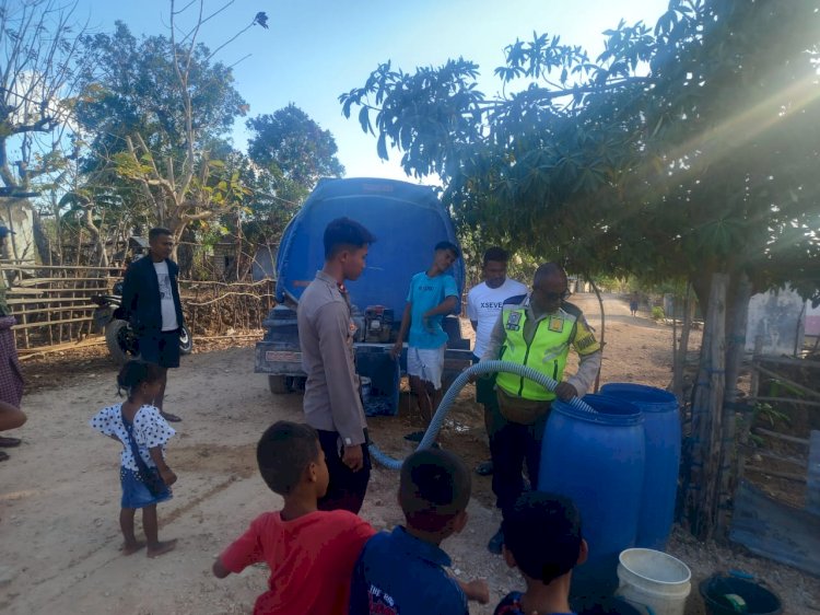 Kapolsek Kupang Barat Bersama Dua Anggotanya Bagi-Bagi Air Bersih Kepada Warga  Desa Oenaek