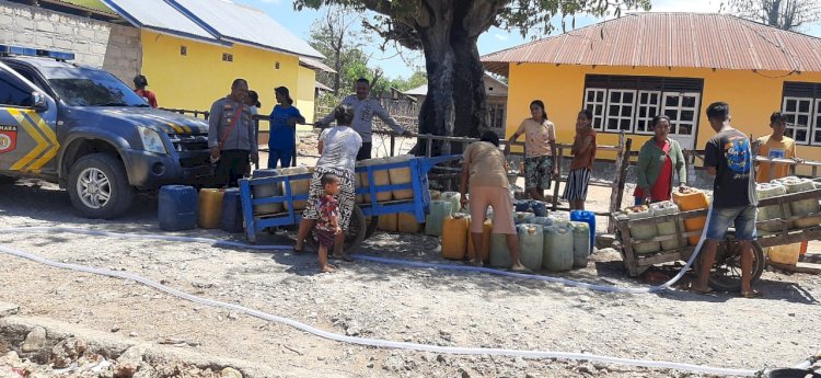 Hari Ini, Polsek Sulamu Bagikan 10.000 Liter Air Kepada Warga Kelurahan Sulamu