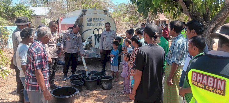 Dalam Sehari, Kapolres Kupang dan Jajarannya Bagikan Air Bersih Di Tiga Lokasi Berbeda