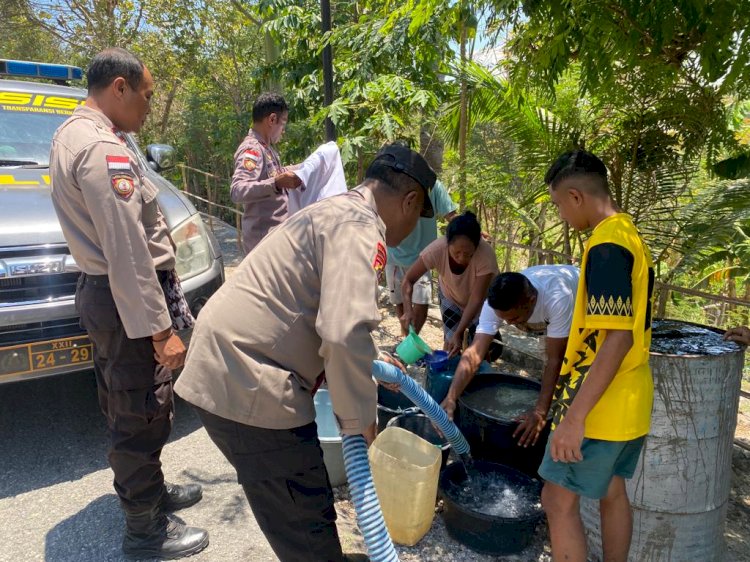 Hari ini Warga Desa Oebesi, Dapat Bantuan Air Bersih dari Polres Kupang