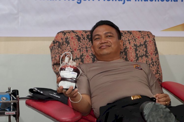 Jadi Pendonor Darah Dalam Rangka HUT Humas Polri ke-72, Kapolres Kupang : Satu Bed Darah Anda Bisa Menyelamatakan Tiga Nyawa Manusia