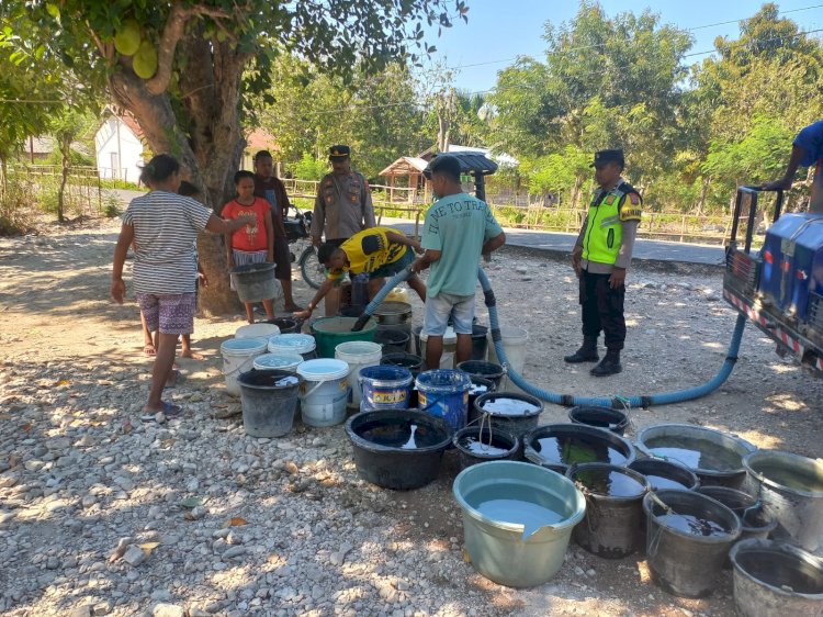 Polres Kupang Kembali Distribusikan Air Bersih Kepada Warga Kabupaten Kupang