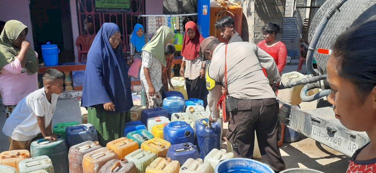 Air Sumur Berubah Rasa Jadi Payau, Warga Sulamu Kembali Dapatkan Bantuan Air Bersih dari Polres Kupang