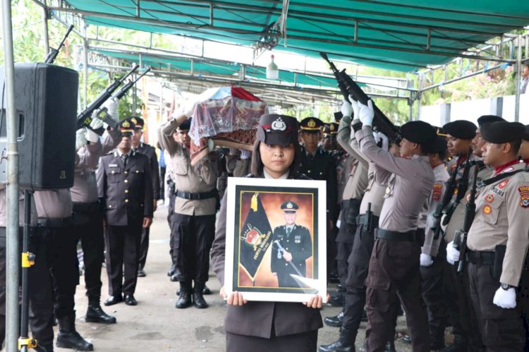 Kapolres Kupang Pimpin Upacara Pemakaman Ipda Jesaya Reners, Personil Pama Polda NTT Yang Meninggal  Dunia Usai Pelantikan