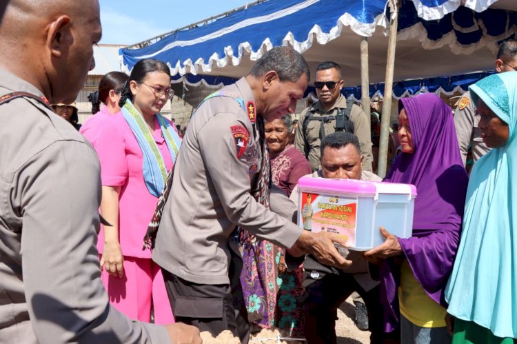 Sehari Kunjungi Sulamu Kabupaten Kupang, Kapolda NTT Gelar Bansos dan Serahkan Kunci Rumah