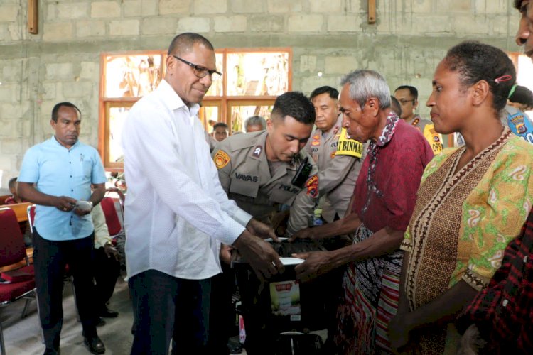 Kapolda NTT dan Ketua Bhayangkari Daerah Salurkan Bantuan Sosial Sembako di GMIT Imanuel Noetoko