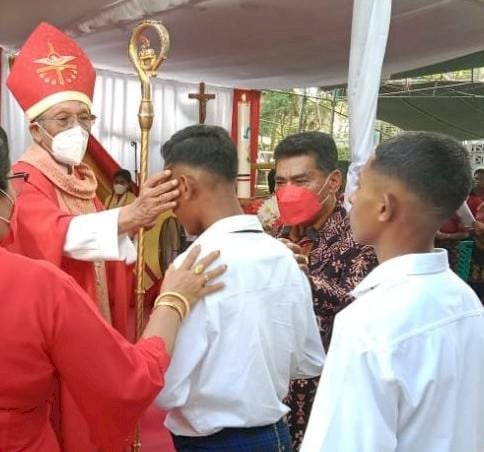 Polsek Takari Amankan Misa Penerimaan Sakramen Krisma di Gereja St. Antonius Hueknutu-Takari