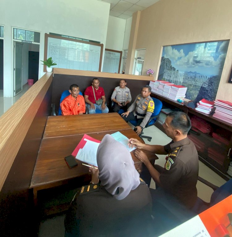 Penyidik Polres Kupang Limpahkan  Tersangka dan BB Kasus Aniaya Kekasih di Desa Oebelo Kabupaten Kupang