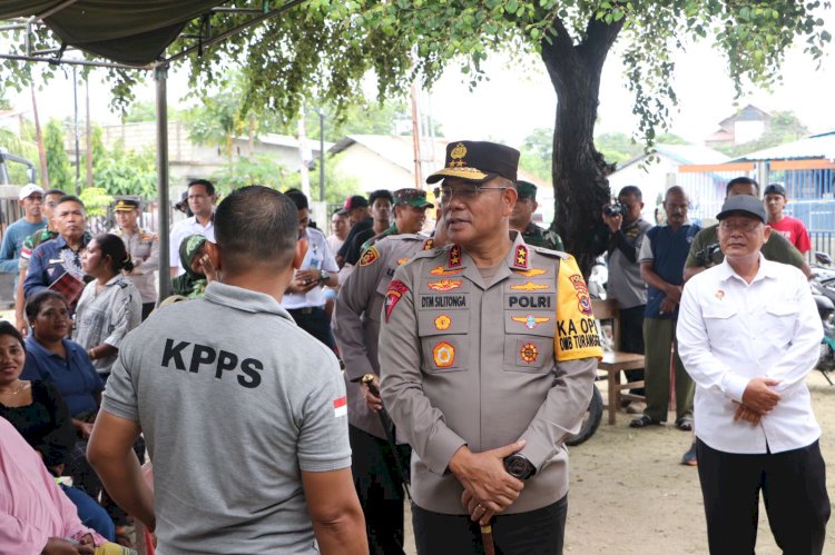 Pastikan Pemilu Berjalan Lancar di Kota Kupang, Kapolda NTT Irjen Pol. Daniel Tahi Monang Silitonga Cek TPS