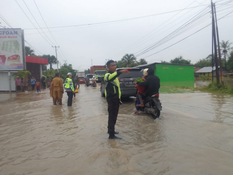 Satgas Operasi Keselamatan Turangga 2024 Polres Kupang  Urai Kemacetan dilokasi Banjir Naibonat
