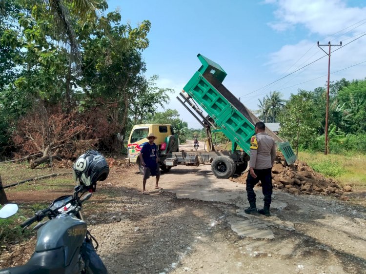 Jalan Oemofa-Silu Diperbaiki, Bhabinkamtibmas Desa Silu Bripka Fila Saik Lakukan Pengaturan Lalin