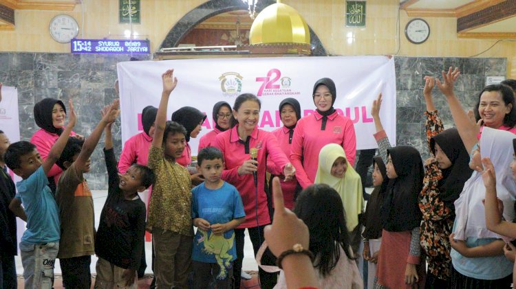 Ketum Bhayangkari Hibur Anak-anak Pengungsi Banjir Bandang Gunung Marapi