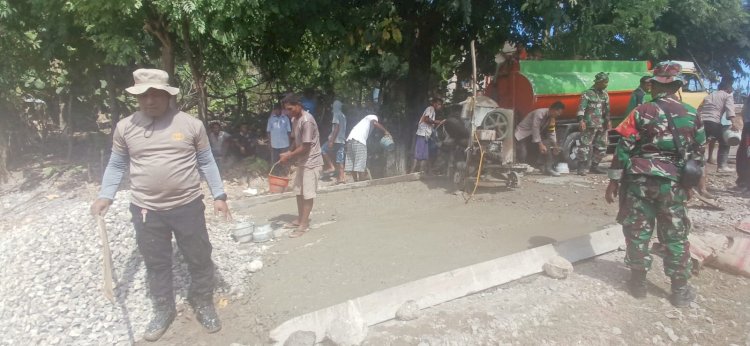 Sinergi Polsek Sulamu Dengan TNI dan Masyarakat  Gotong Royong Perbaiki Jalan Rusak