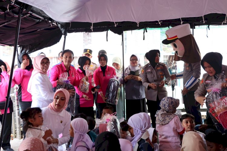 Kunjungi Tenda Pengungsian, Ketum Bhayangkari Ikut Bermain Bersama Anak-Anak Korban Bencana Tanah Datar