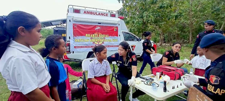 Satbrimob Polda NTT Gelar Bakti Sosial di SDN Oeseu: Makan Gratis, Layanan Kesehatan, dan Air Bersih untuk Warga